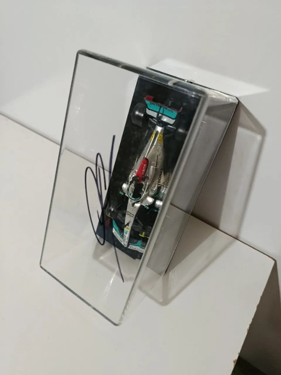 Replica F1 Mercedes autografado Louis Hamilton  - Foto 5
