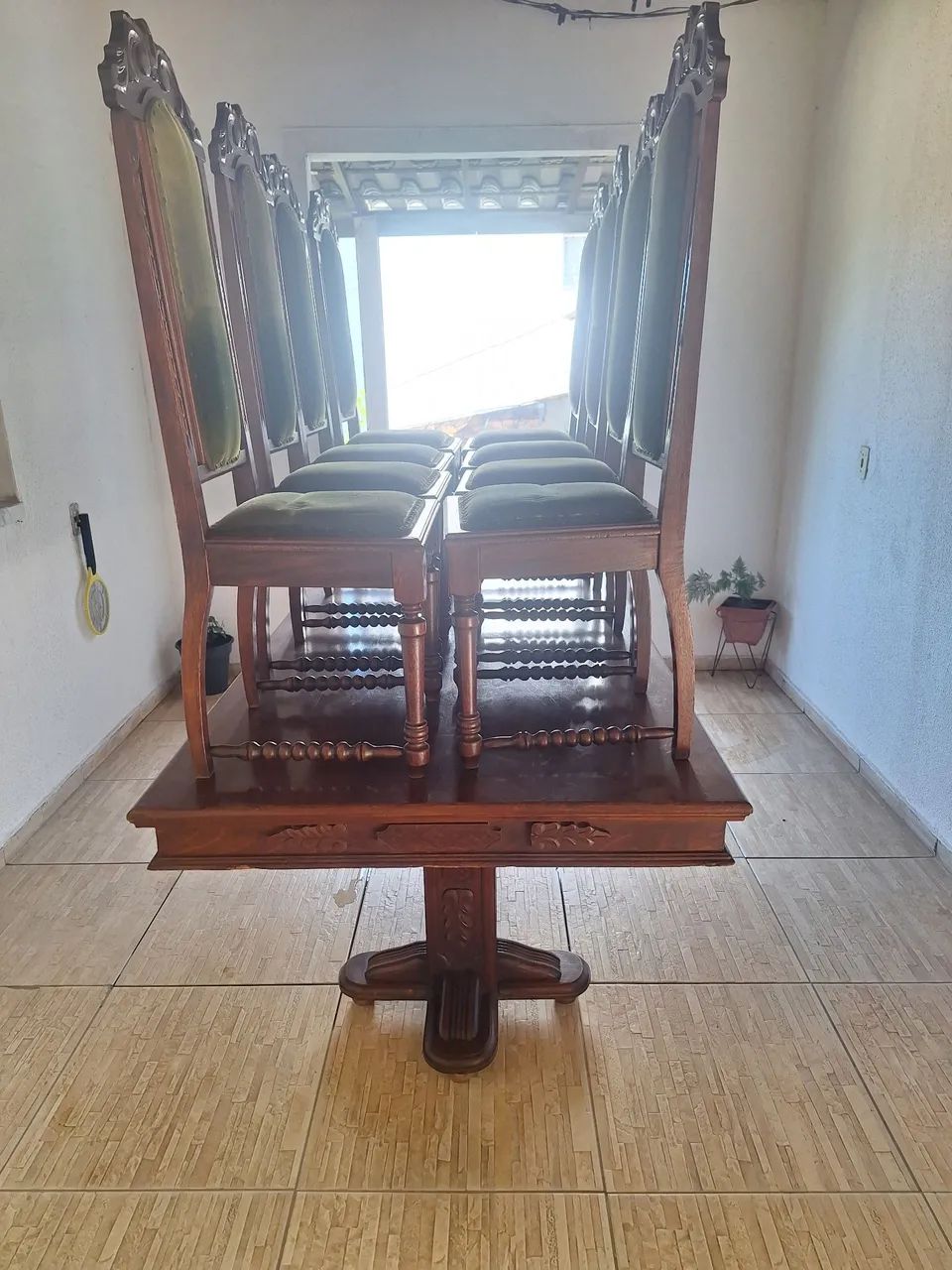 Mesa c/ 8 cadeiras madeira de lei aceito negociar