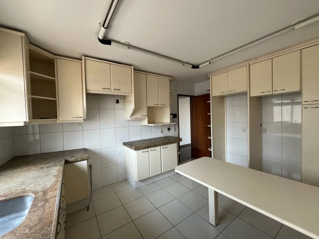 Aluga-se apartamento setor Oeste 
