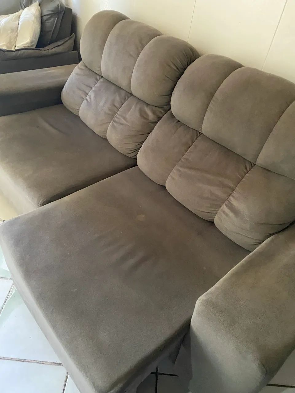 Sofá retrátil cinza aveludado - Foto 2