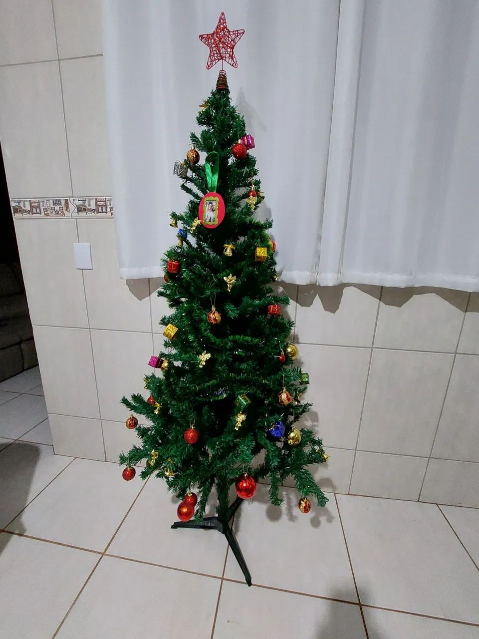 Árvore de Natal com decoração 