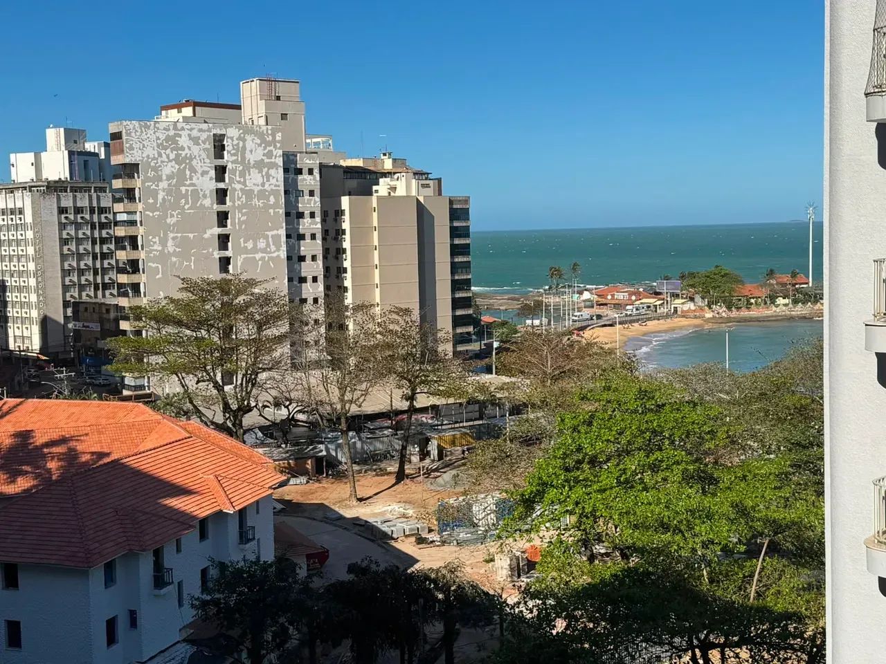 Lindo AP com vista mar, 2 quartos, elevador e garagem, mobiliado, Centro - Guarapari - ES - Foto 2