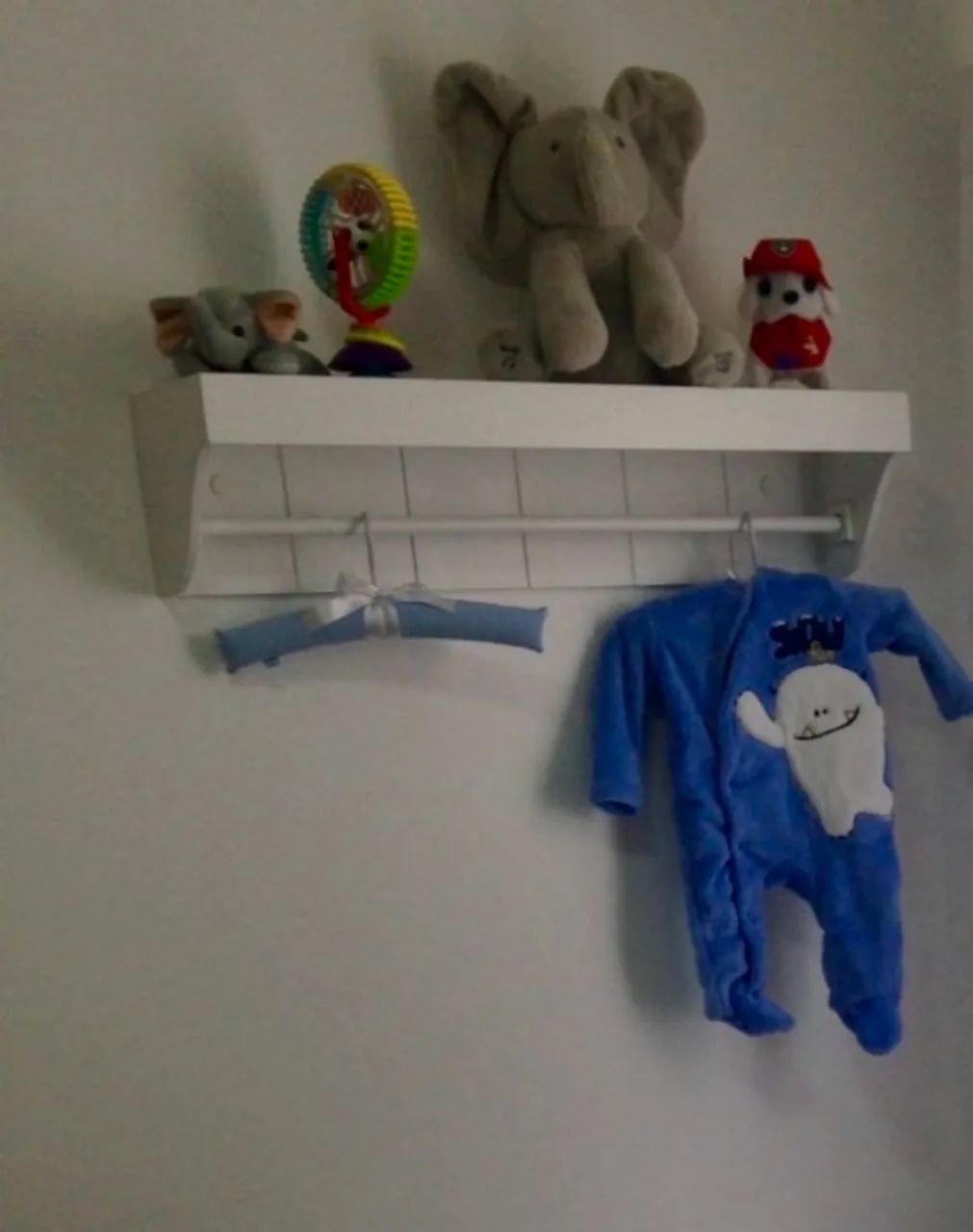Cabideiro/prateleira infantil 