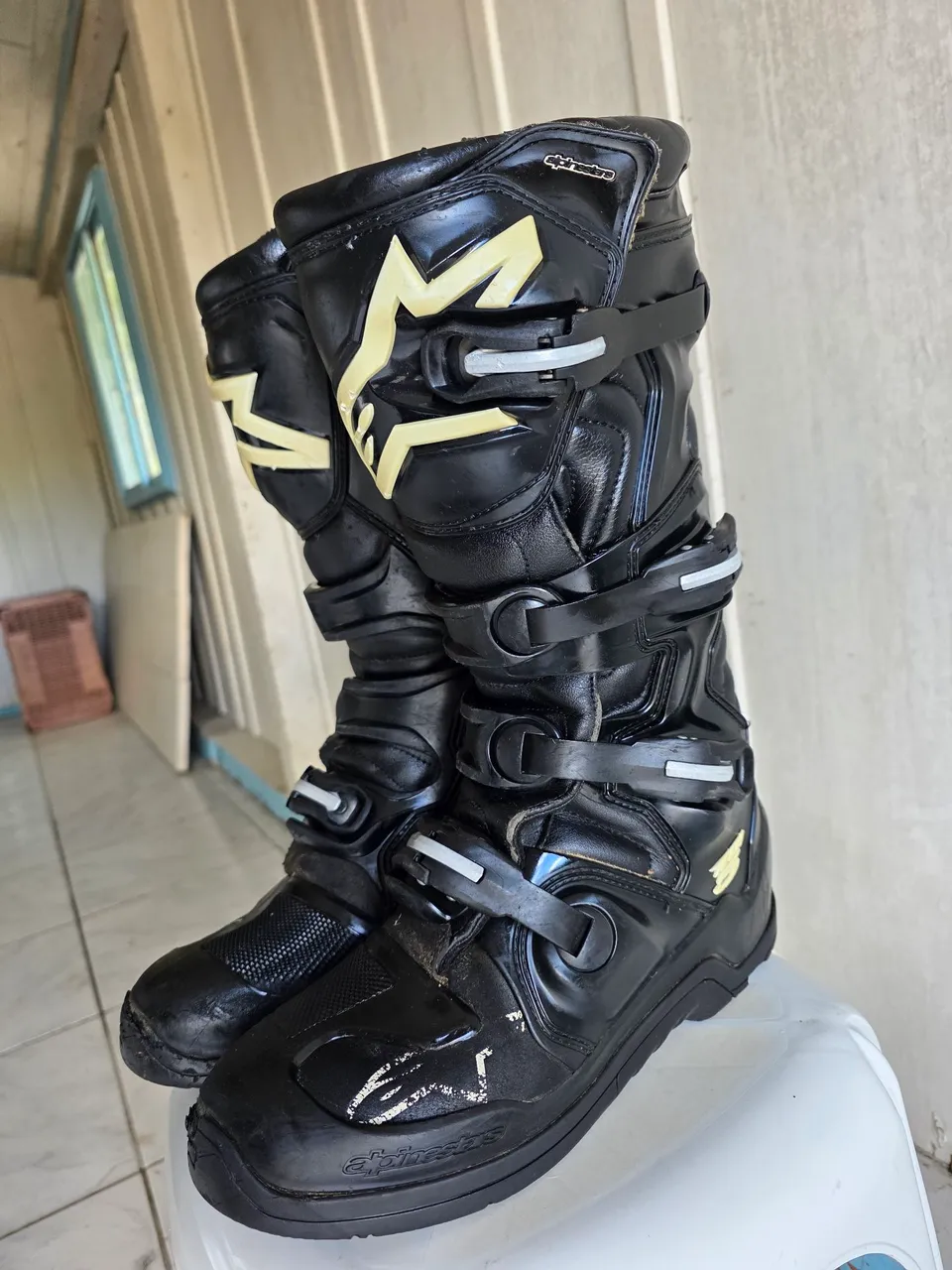 Capacete na imagem é um Bell MX-9 MIPS - Esportes Sobre Rodas