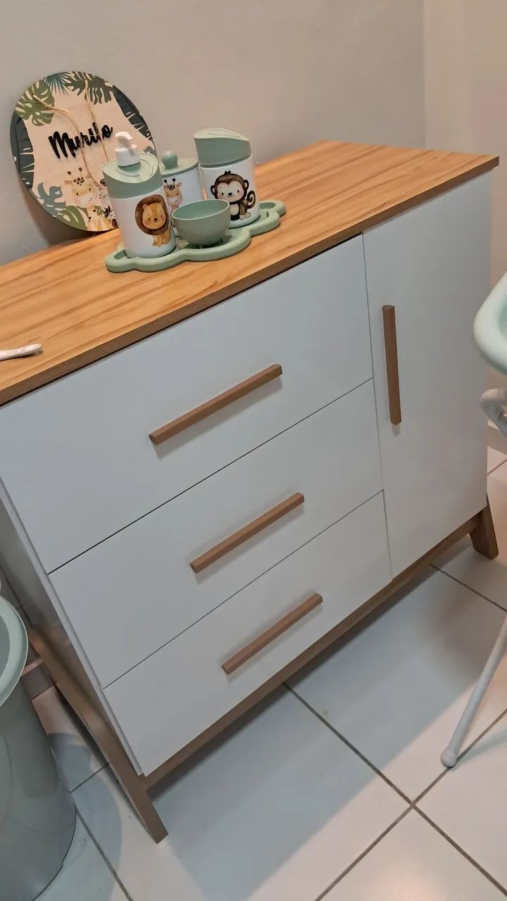 Vende-se cômoda de bebê. 