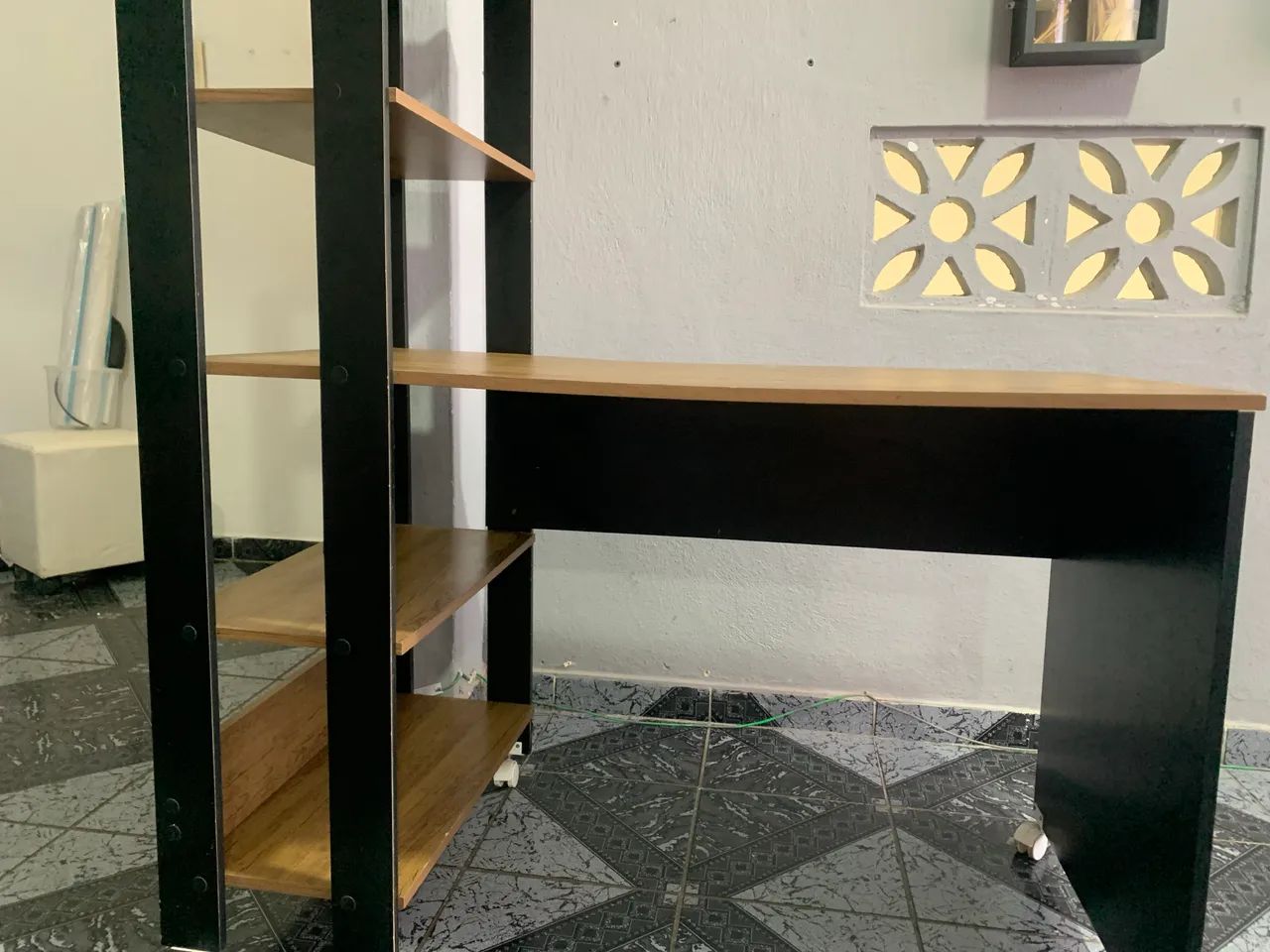 Escrivaninha com estante - Foto 2
