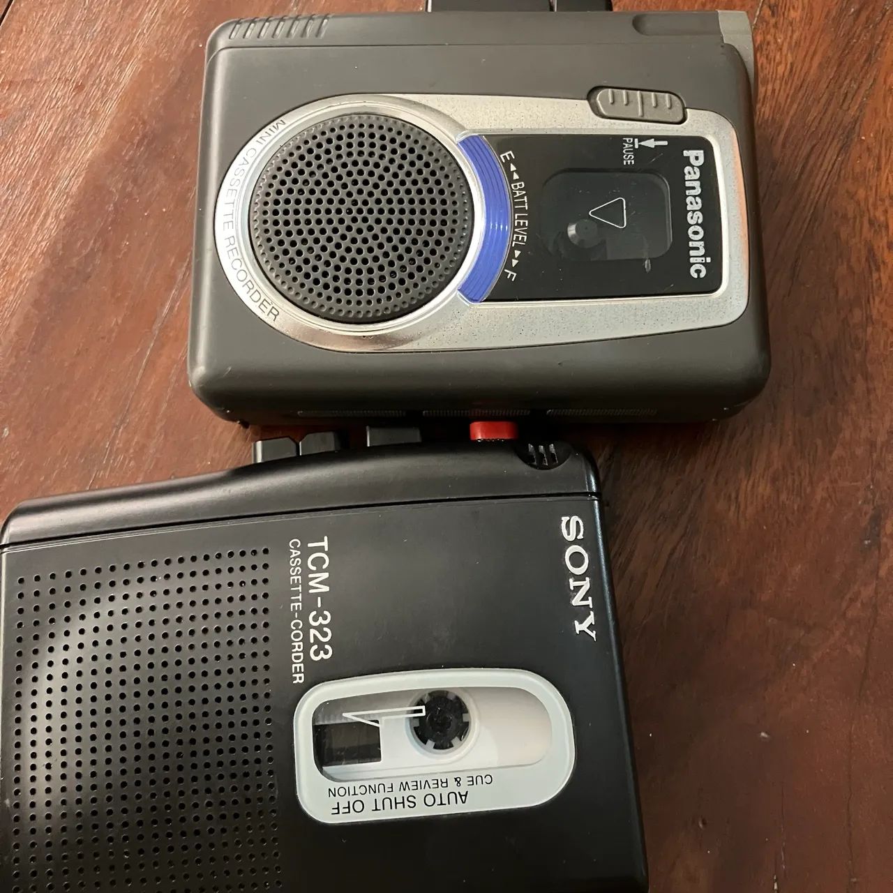 dois gravadores cassete com defeito