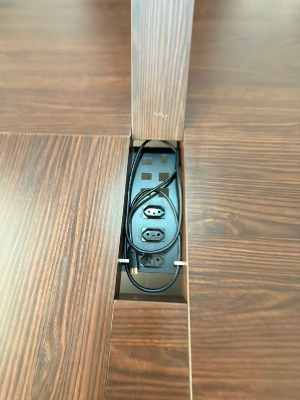 Mesa de reunião com cadeiras e painel - Foto 4