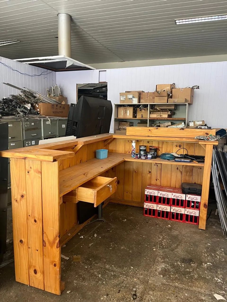 VENDE-SE CONJUNTO DE BALCÃO E BANCO DE MADEIRA! - Foto 2