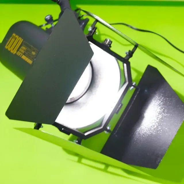 Kit 01 Iluminador Video Led 1000 Atek 127/220v Preto Branco-frio e 01 Refletor Bandeira  - Foto 6