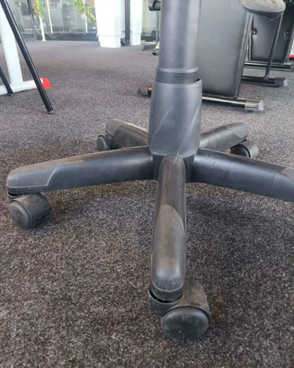 Cadeira de Plástico C/Base Giratória - (Oferta)! - Foto 4