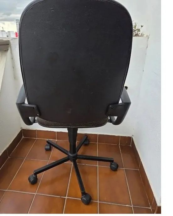03 Cadeiras diretor com braçadeira e rodinhas - Foto 2