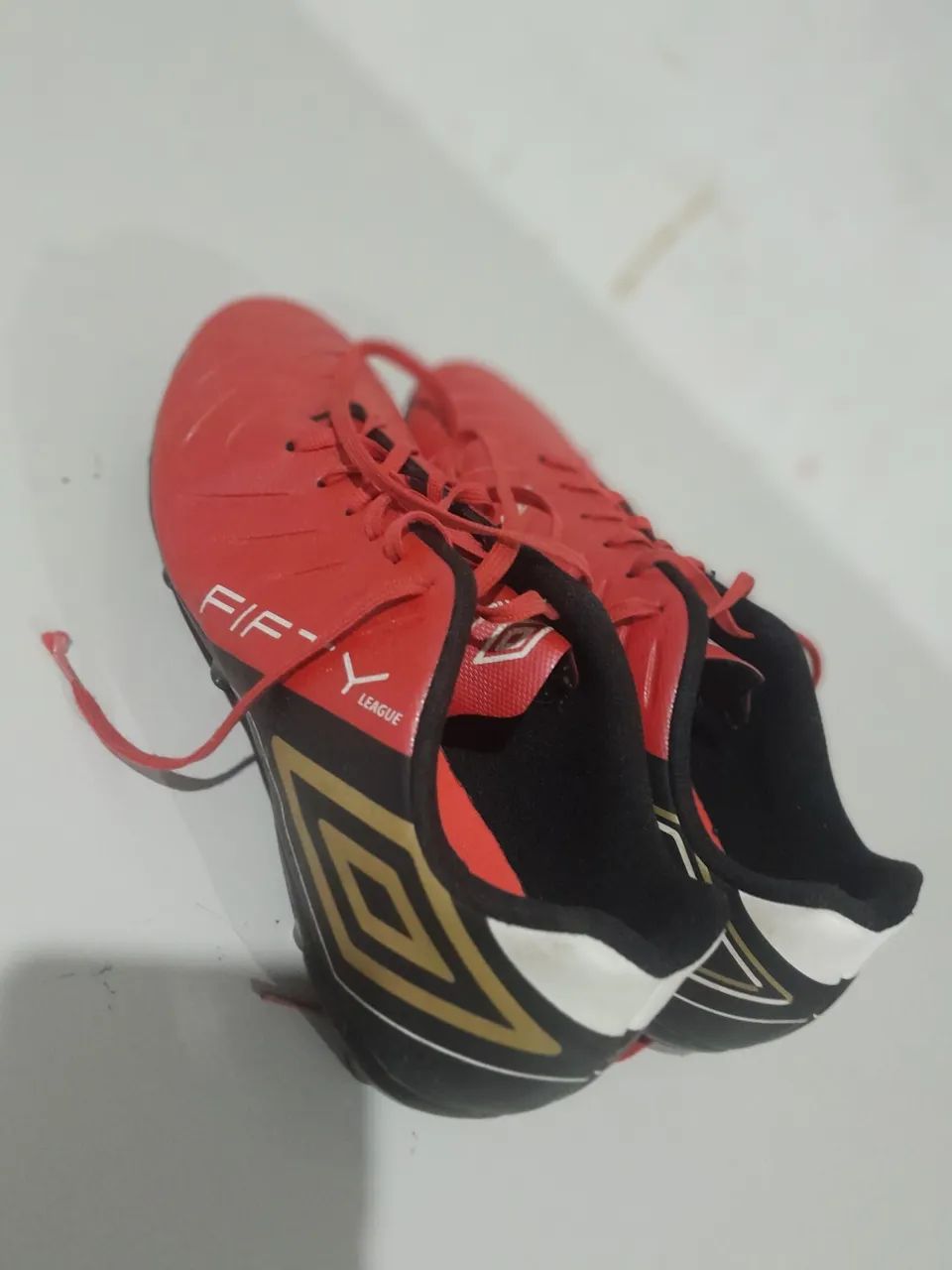 CHUTEIRA UMBRO FIFTY LAEGUE. Tamanho: 40. (Original da centauro)