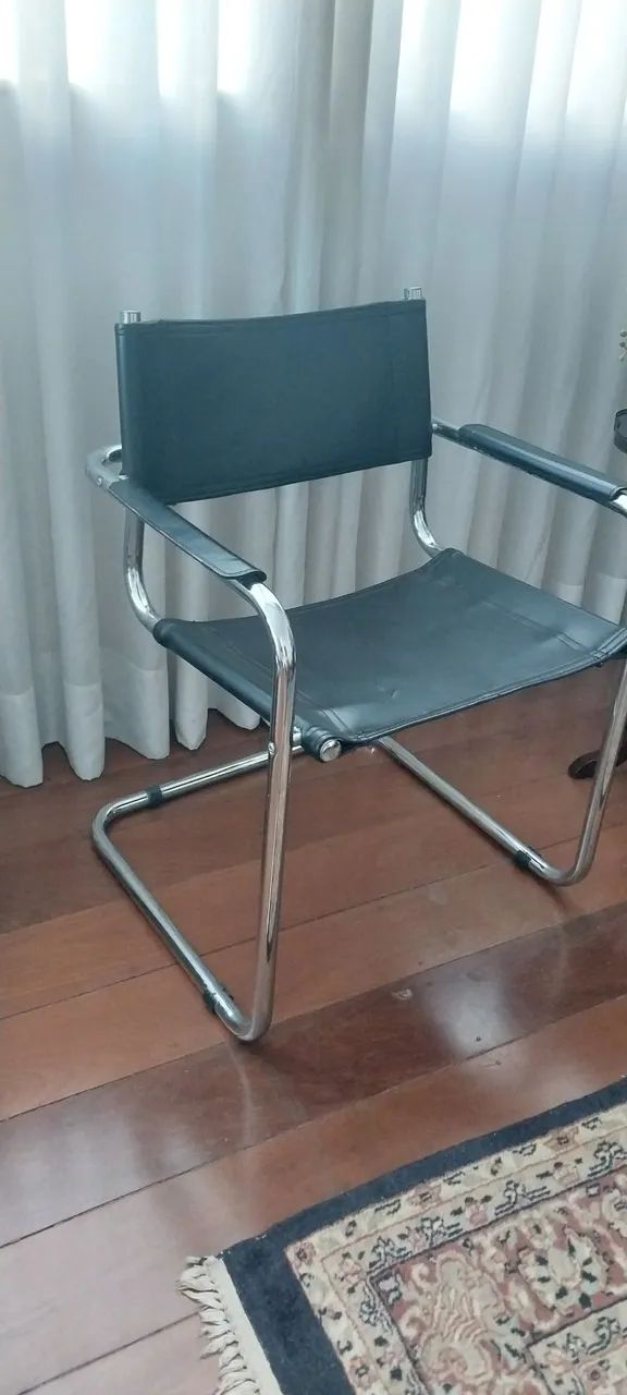 Cadeira cromada e couro 