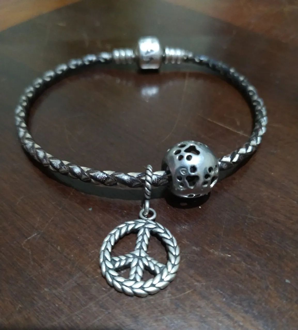 Pulseira Pandora original em couro, com berloques em prata