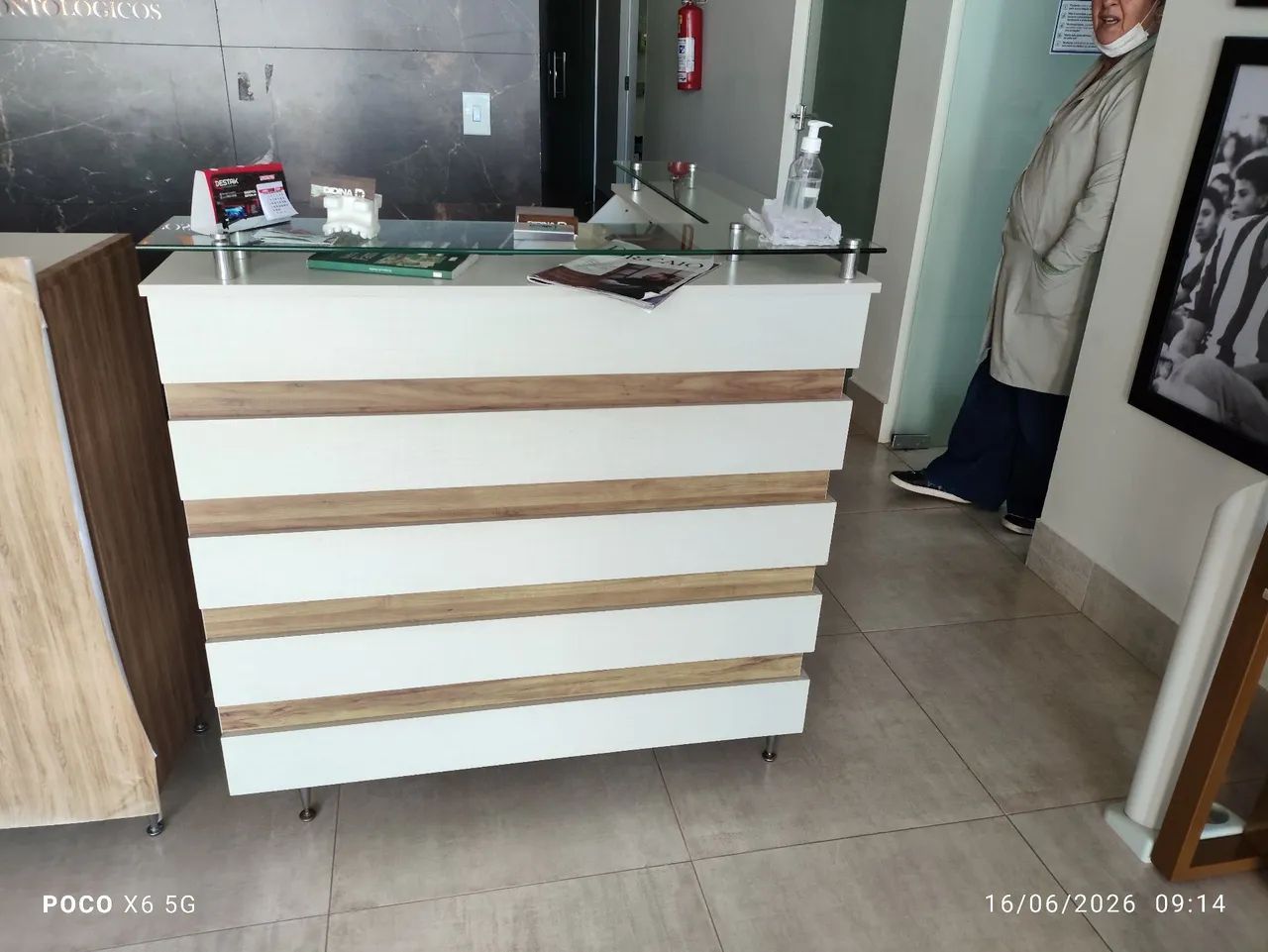 Mesa secretária com bancos  - Foto 2