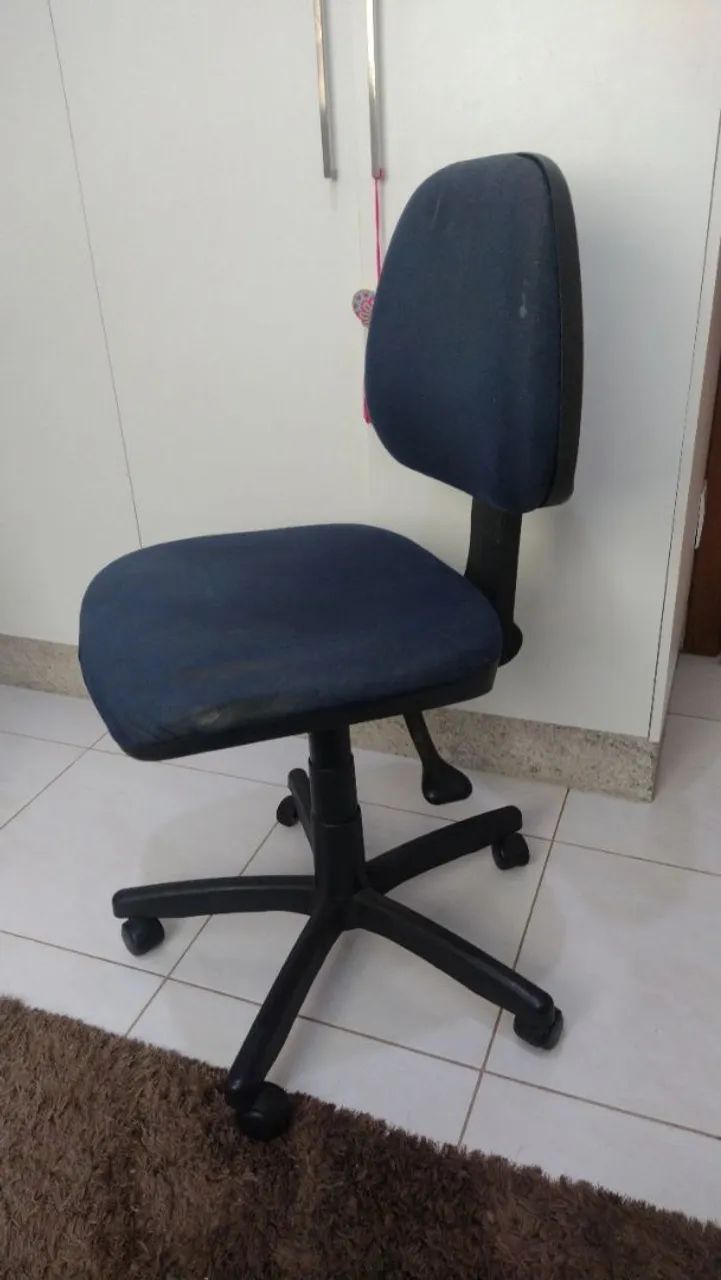 Duas Cadeiras de Escritório com Rodinhas - Foto 3