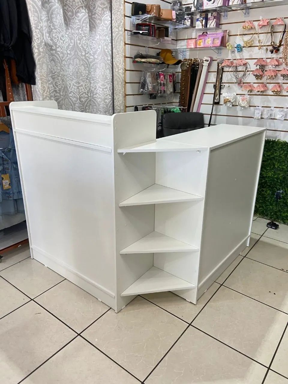 Balcão de Atendimento em L Branco com Gaveta e Prateleiras - Ideal para Loja e Comércio! - Foto 2