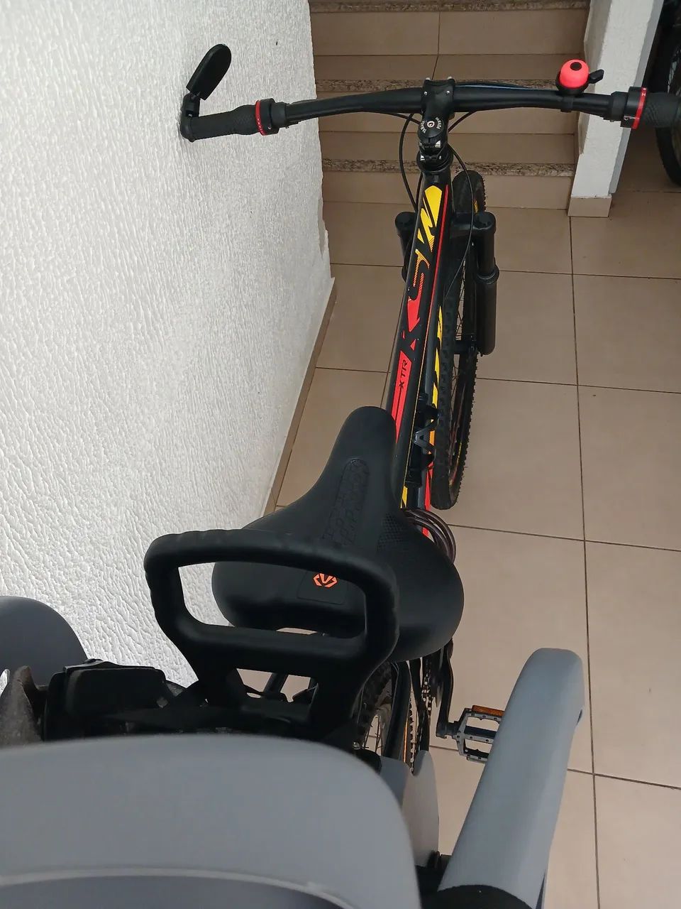 Bicicleta aro 29 ótimo estado com cadeirinha  - Foto 3