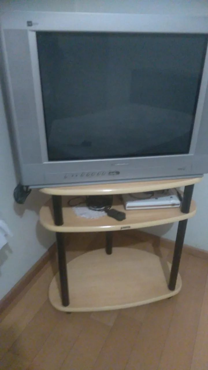 Mesinha e Televisão de Tubo