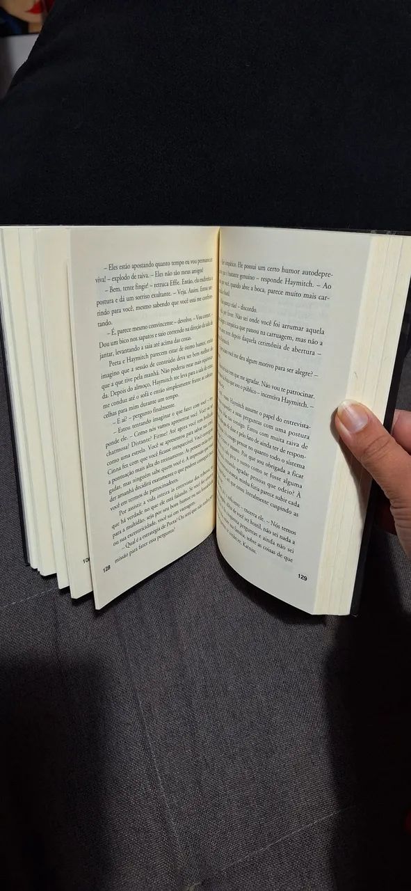 Livro Jogos Vorazes Suzanne Collins - Foto 3