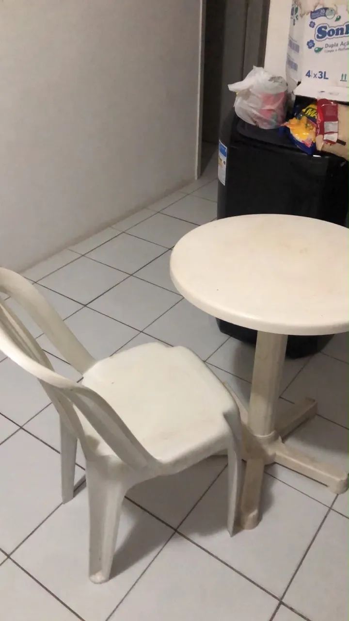 Conjunto: mesa e cadeira
