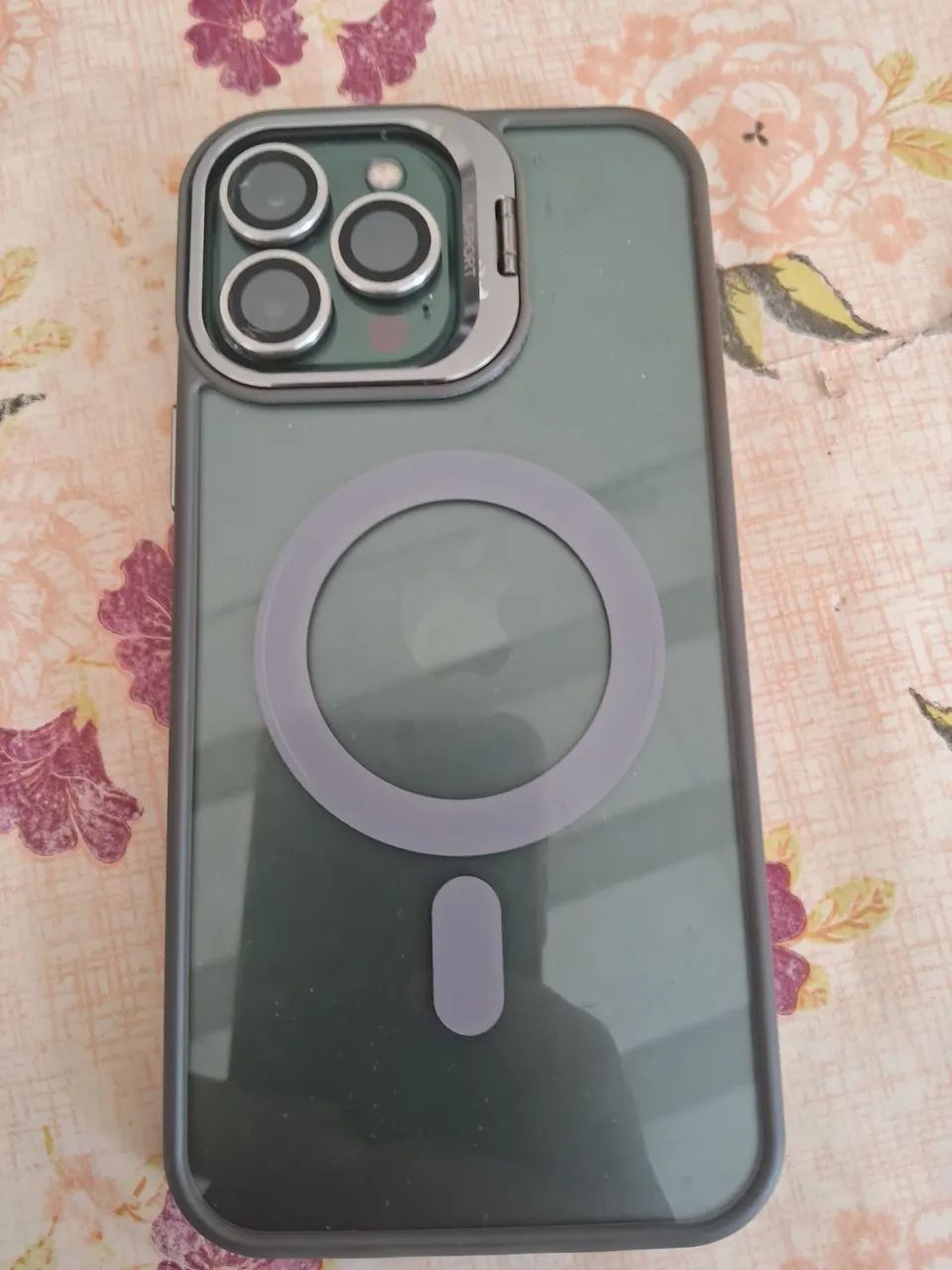 IPhone 13 pro máx lindo sem marcas de uso (era de mulher) - Foto 2