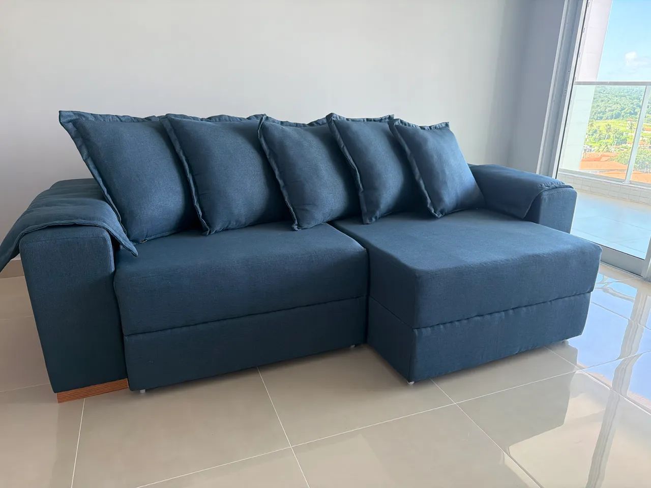 Sofá 3 lugares azul em linho 