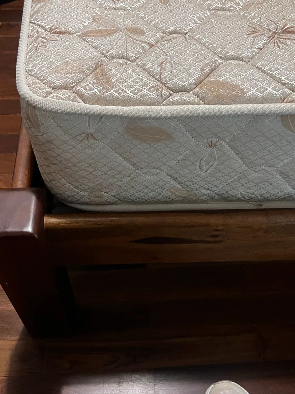 Cama de solteiro maciça com colchão impecáveis  - Foto 3