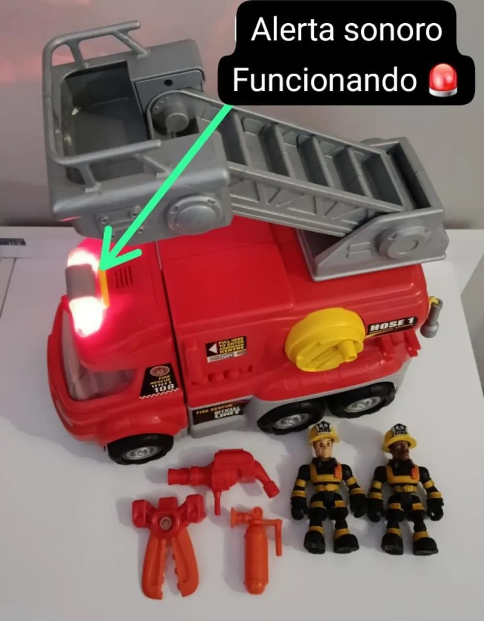 *Caminhão de bombeiros de resgate*, apresentando uma escada extensível e compartimentos fu - Foto 3