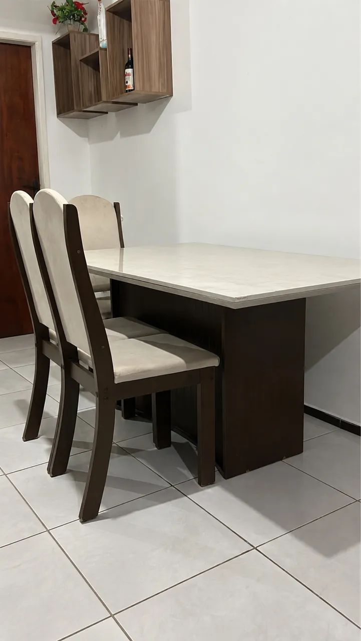 Mesa com 6 cadeiras