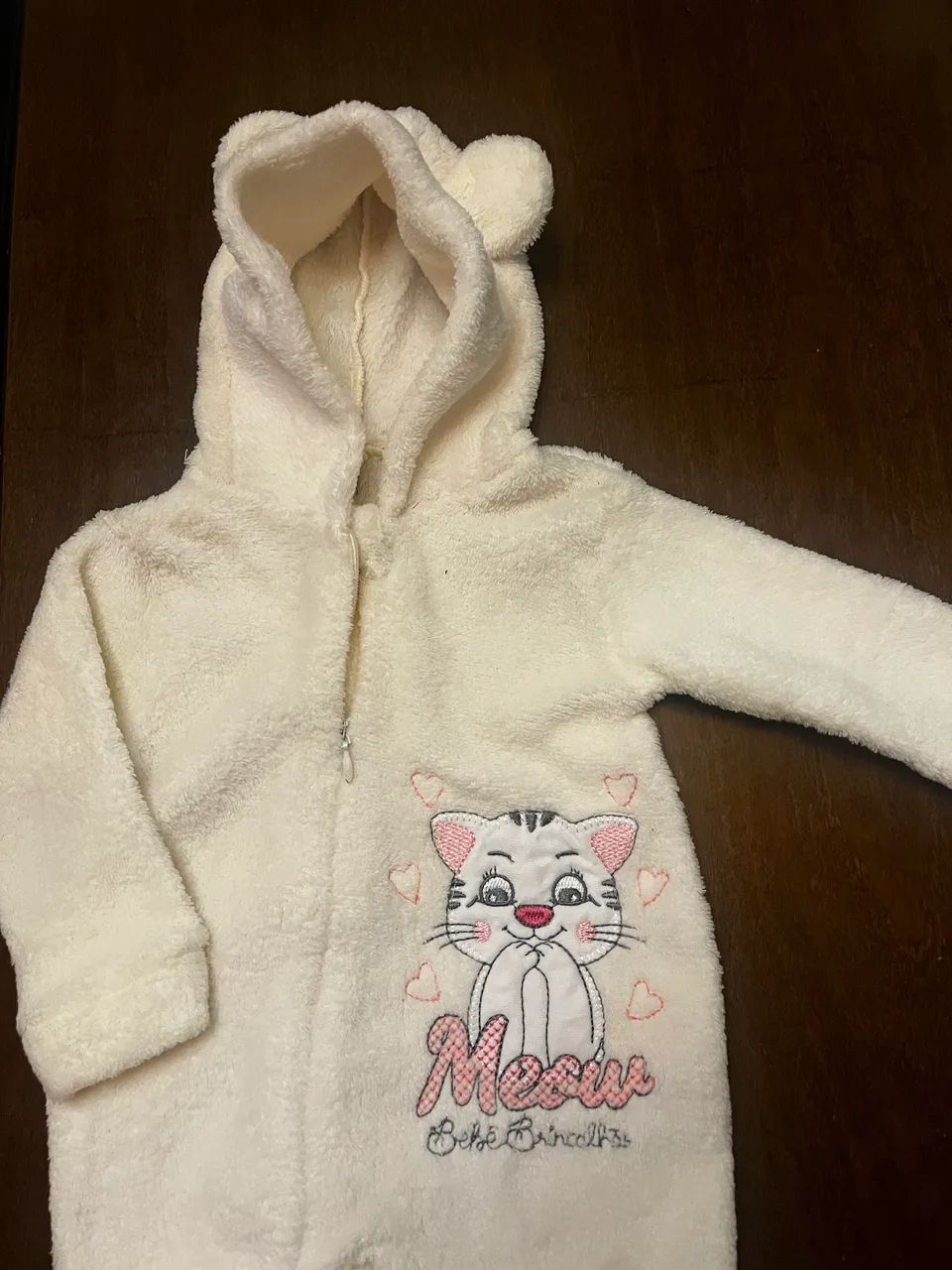 Macacão branco felpudo bebê unissex 1-3 meses - Foto 2