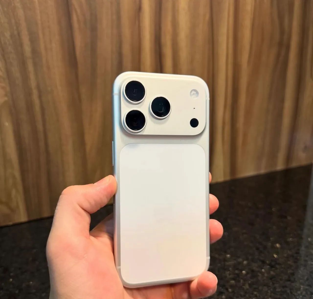 iPhone 11 64GB na carcaça do 17 Pro $2.000,00