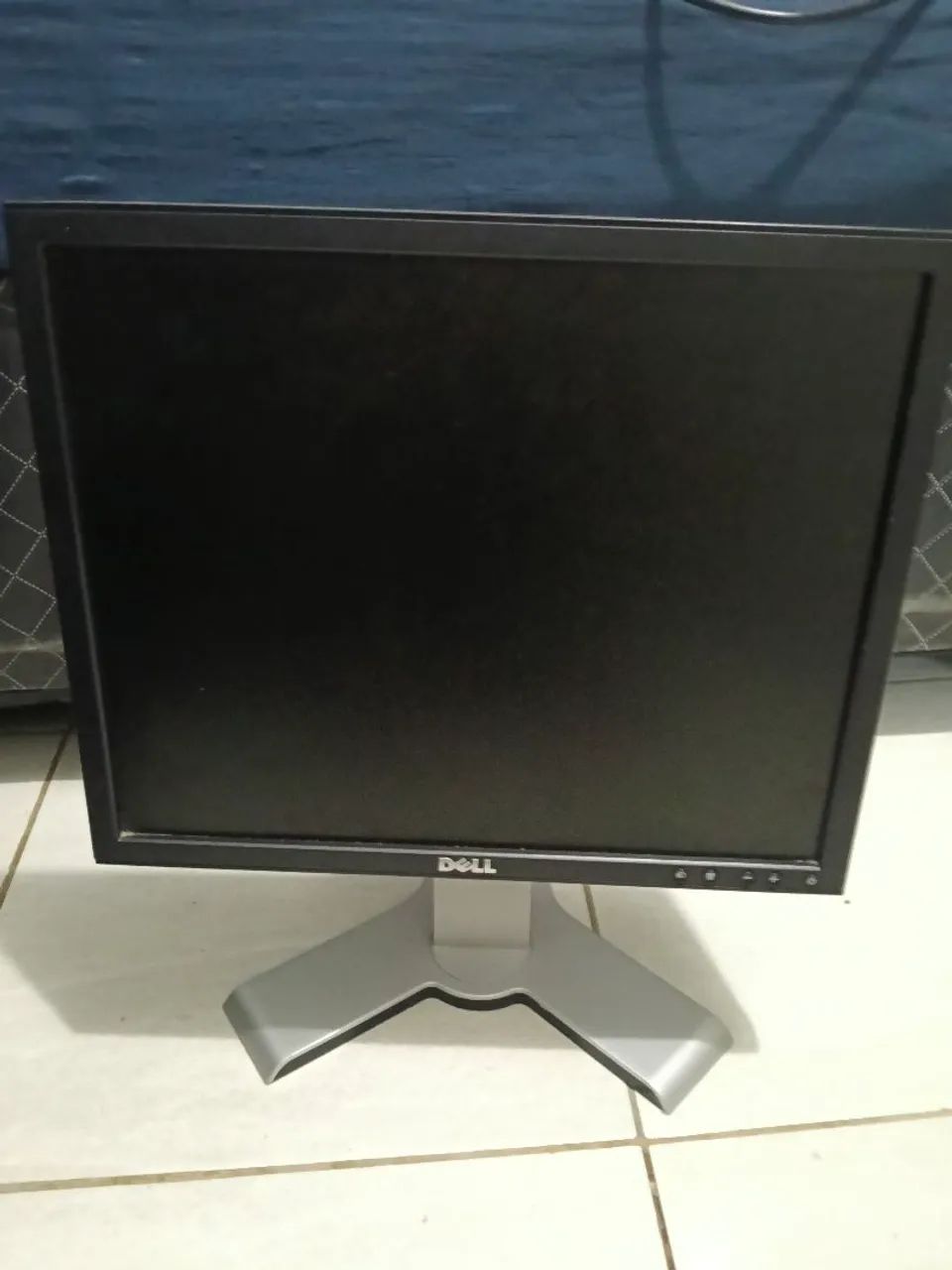 Monitor da Dell quadrado funcionando normalmente 