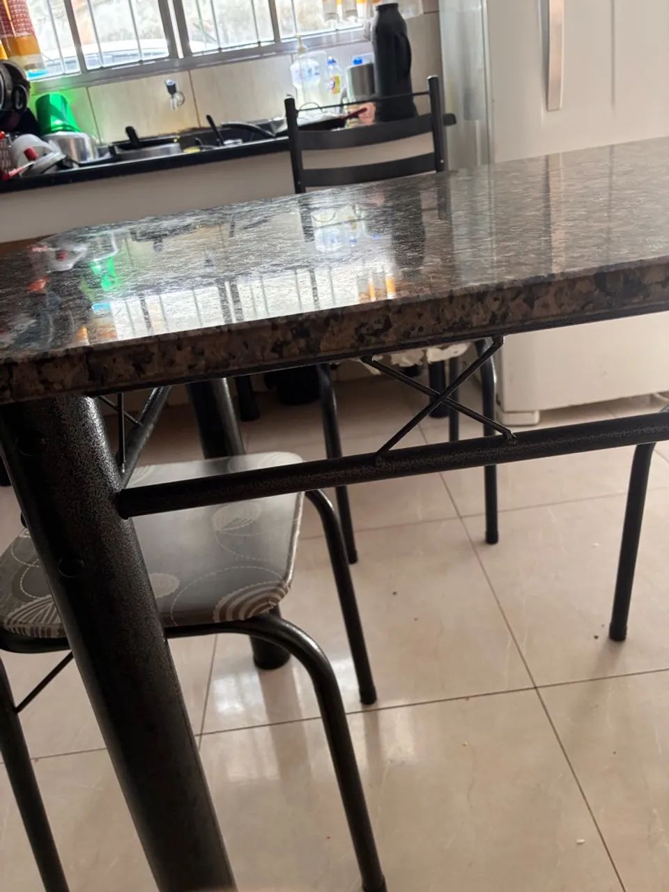 Vendo mesa de mármore com 4 cadeiras  - Foto 4