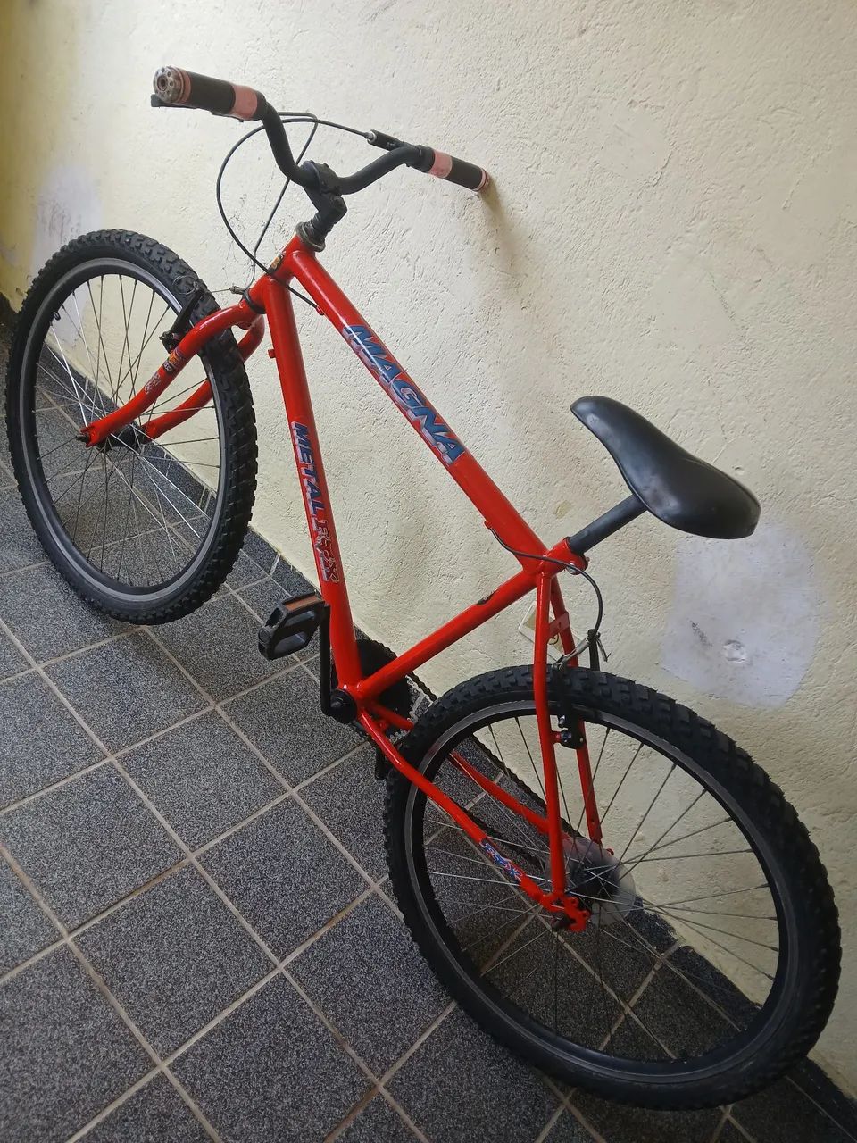 Bicicleta vermelha aro 26
