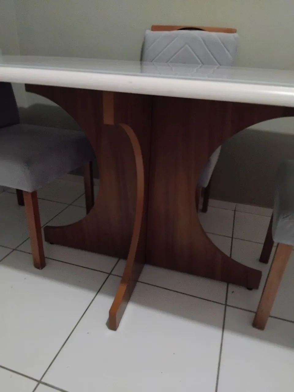 Vendo mesa com cadeiras 