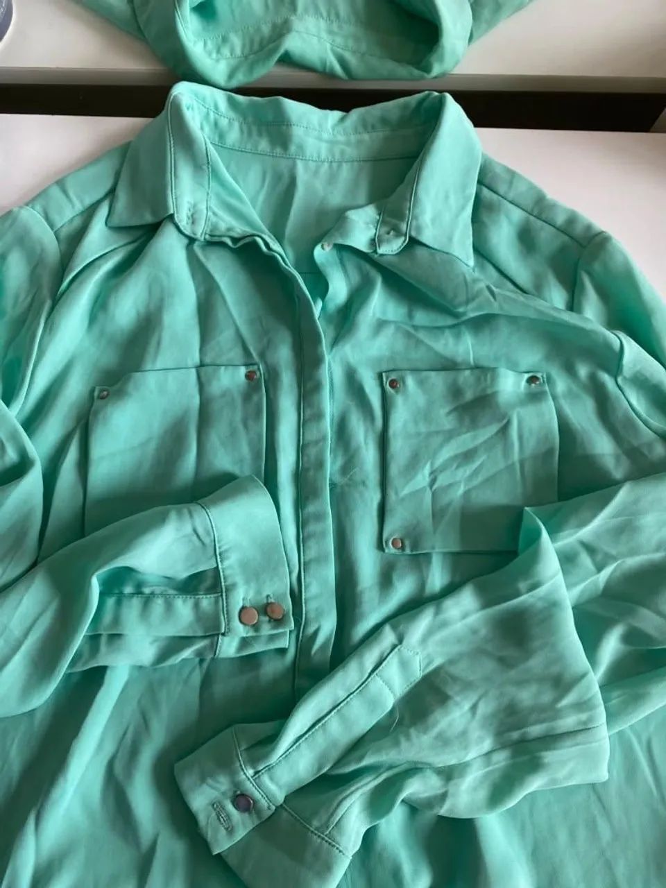 Blusa social de maga verde água  - Foto 4