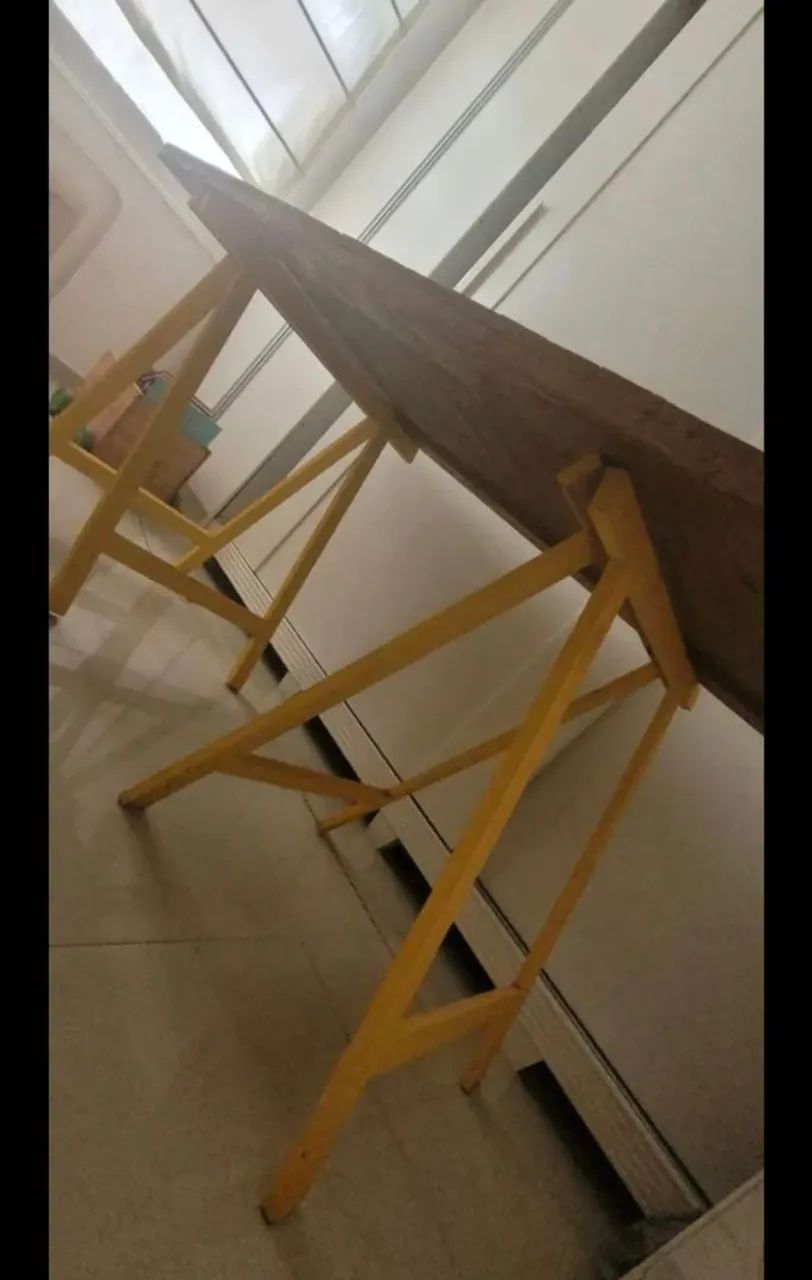 Mesa com tampo de madeira desmontável com cavaletes - Foto 4