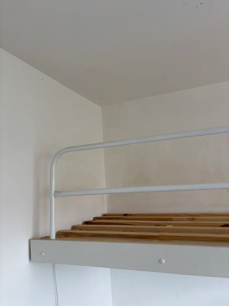 Cama suspensa com escada e led  - Foto 4