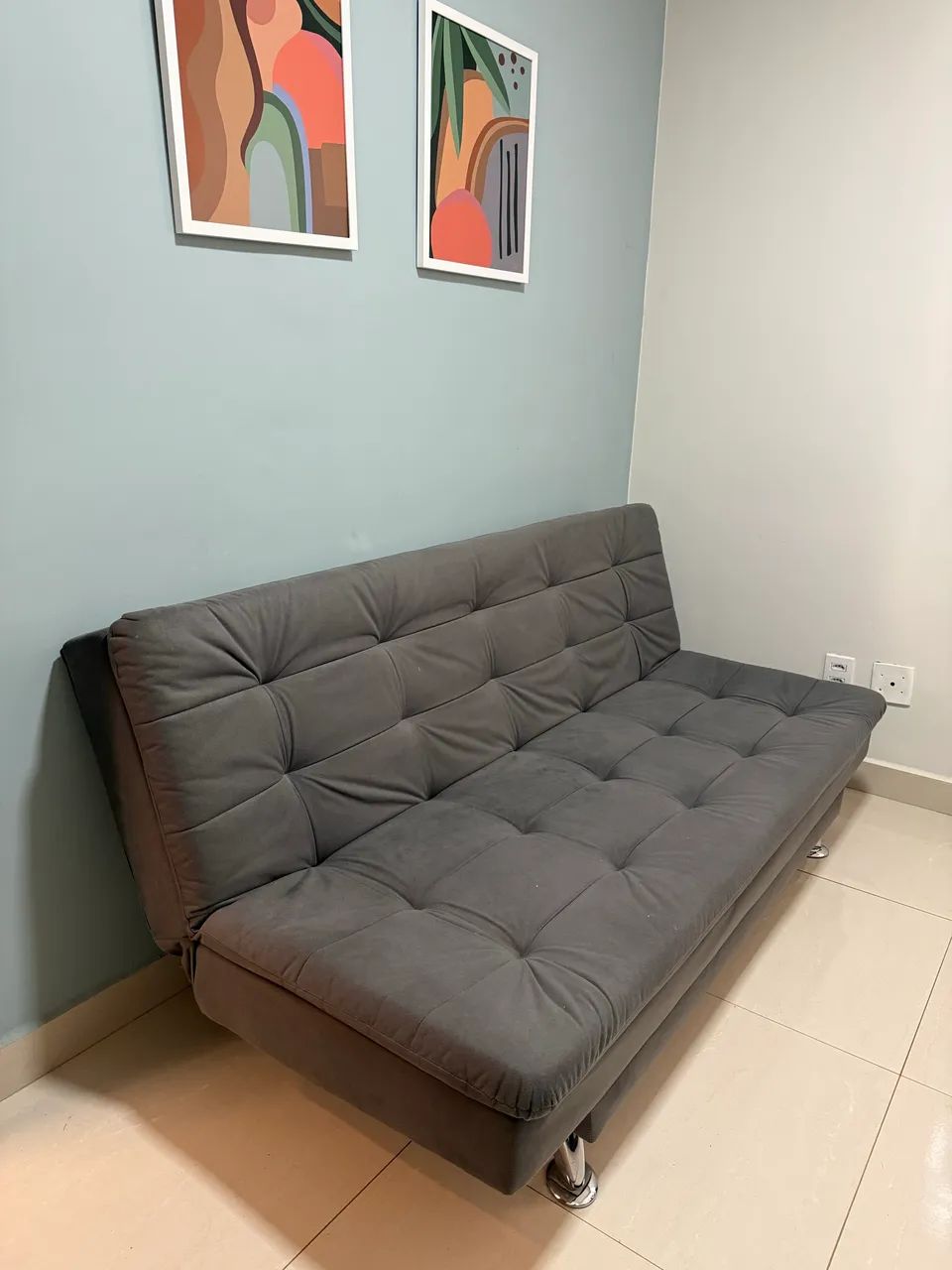 Sofá cama cinza em suede POUCO USADO - Foto 4