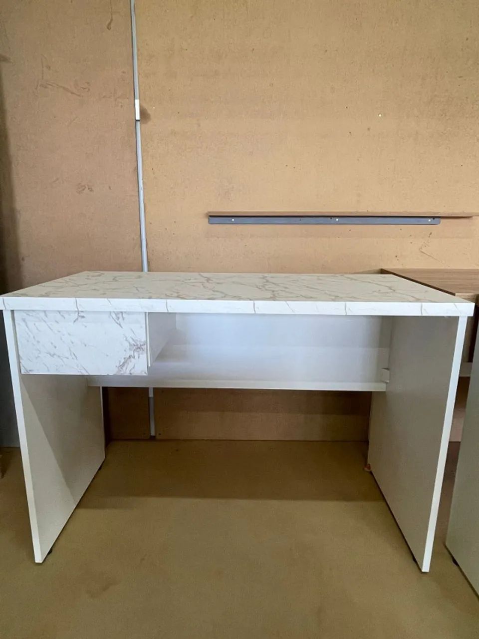 Mesa Nova de escritório com gaveta em MDF Branco com marmorizado - Parcelo cartão - Foto 2