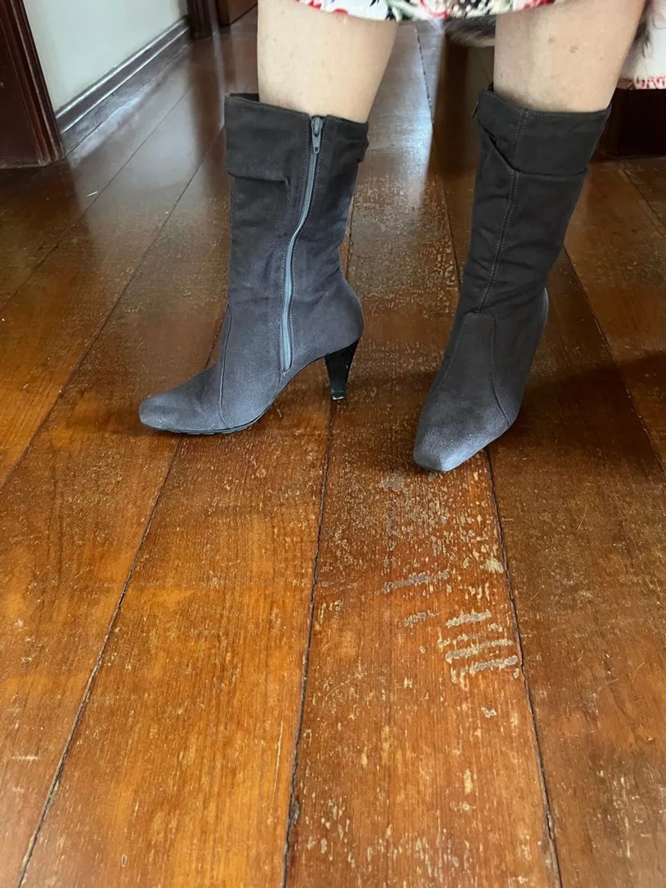 Bota de salto cinza  - Foto 3