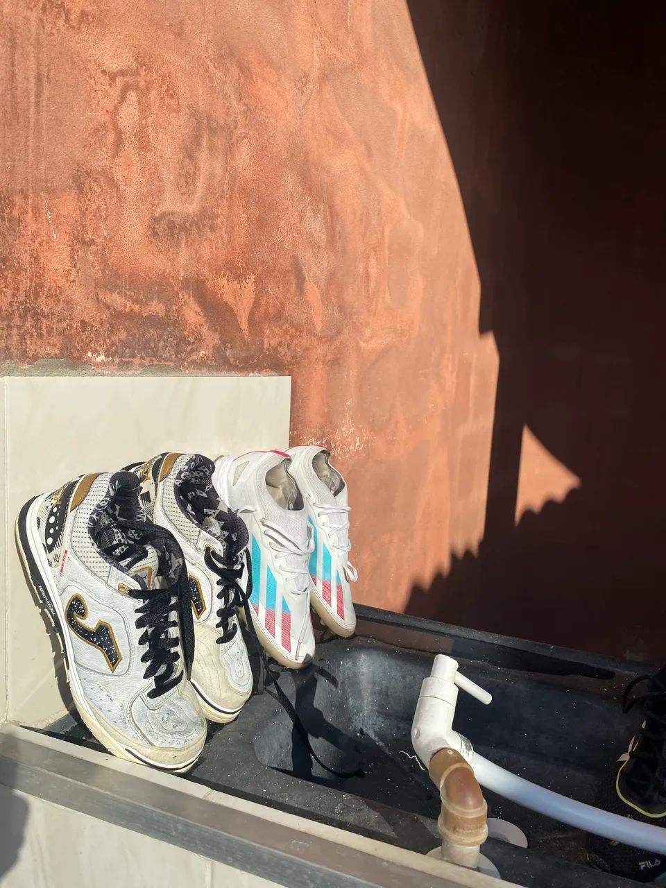 Chuteira Tênis Futsal Joma Top Flex Rebound Branca C/ Detalhes Dourados e Pretos