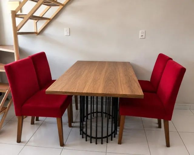 Mesa de jantar com 4 cadeiras