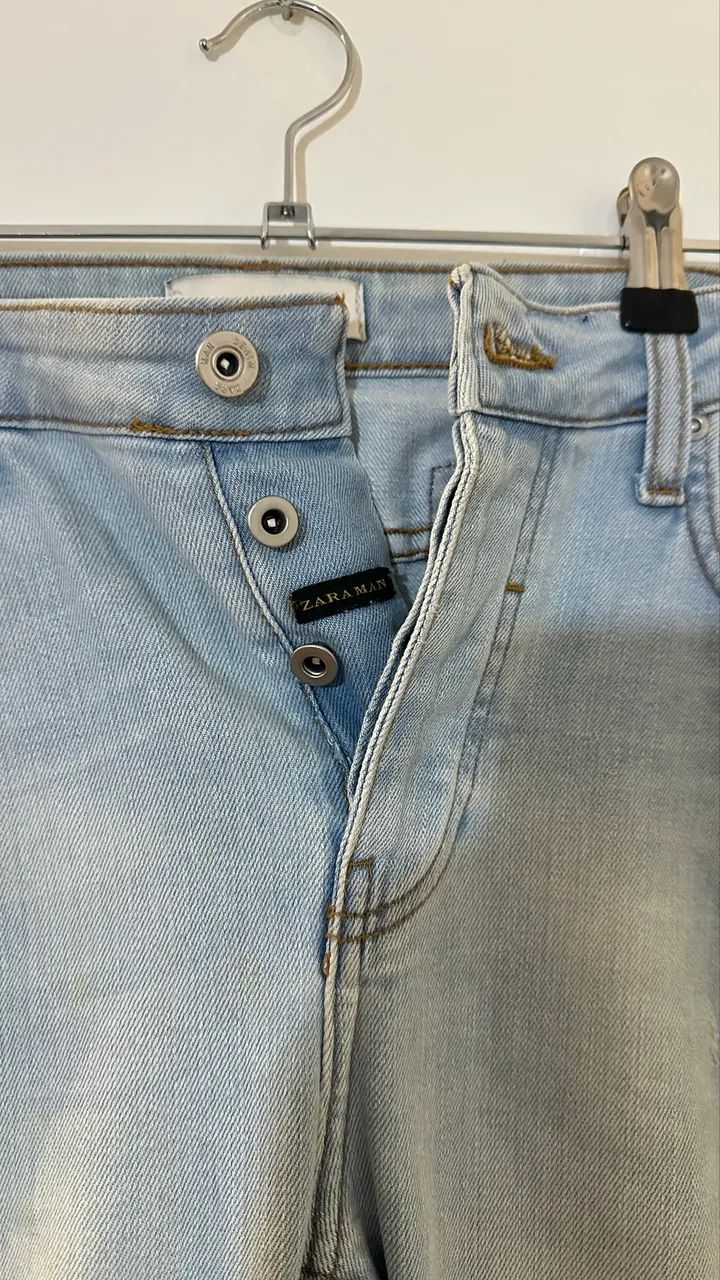 Calça jeans masculina zara reta com botão e rasgos azul clara - Foto 2