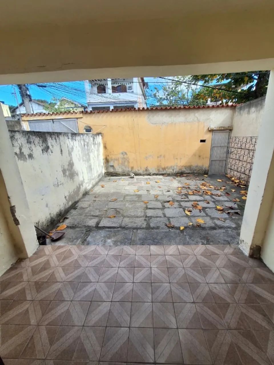 CASA FRENTE DE RUA E INDEPENDENTE COM QUINTAL - Foto 4