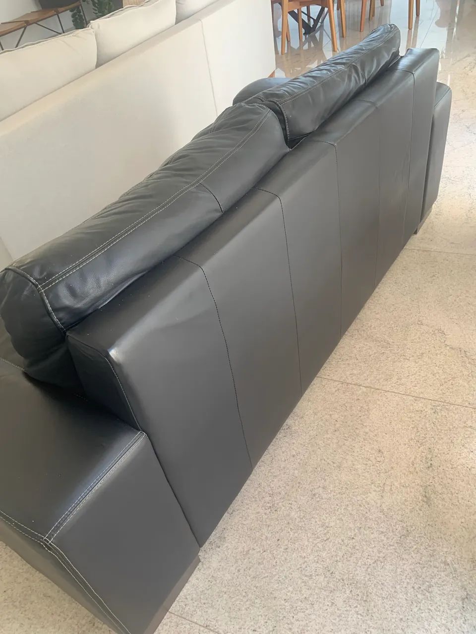 Vendo sofá de couro 3 lugares - Foto 2