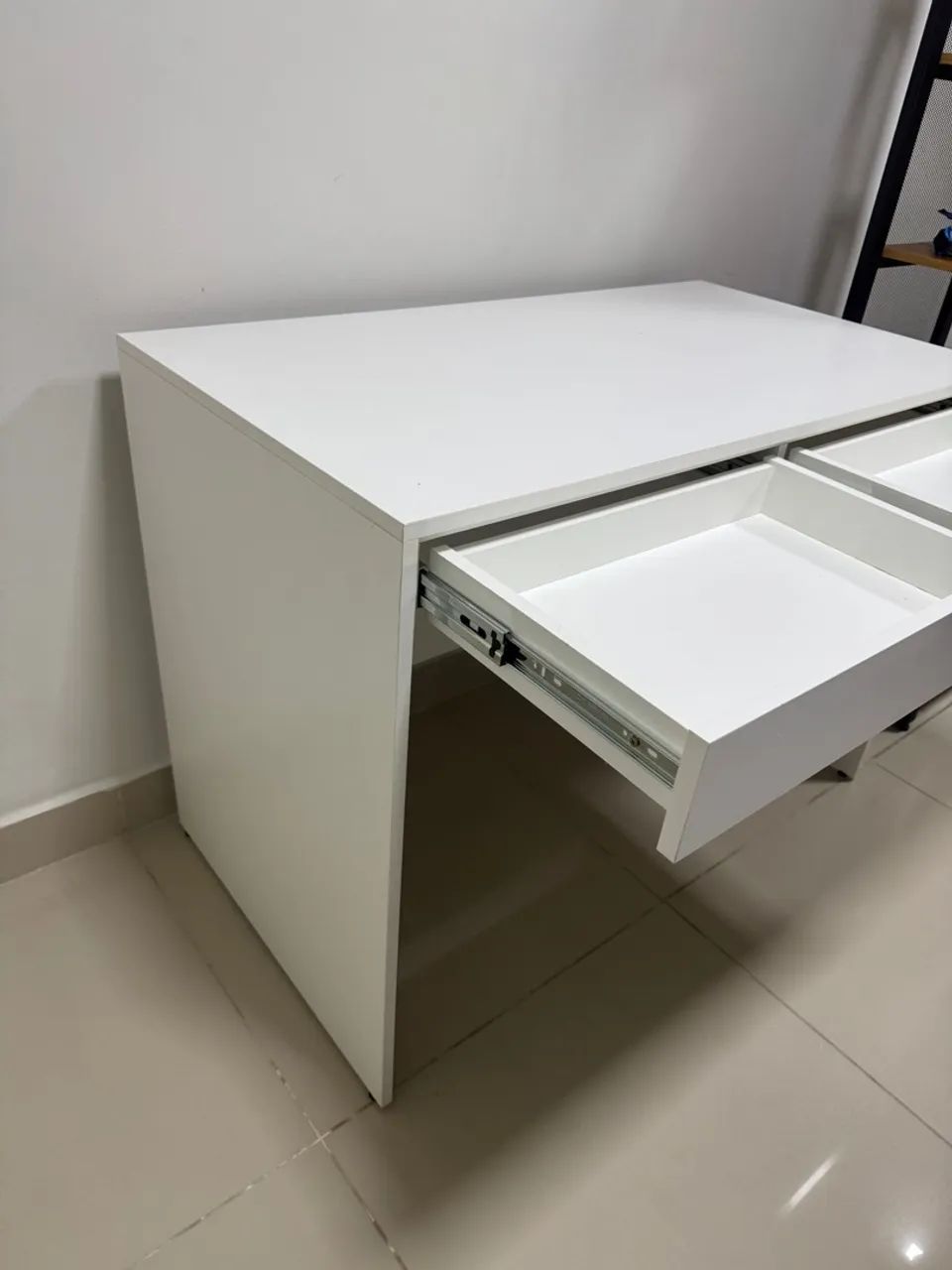 Mesa com gaveta projetada