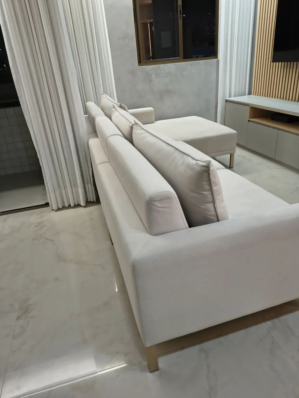 VALOR NEGOCIÁVEL: Sofá de alto padrão com chaise - Estofados Jardim (excelente estado) - Foto 4